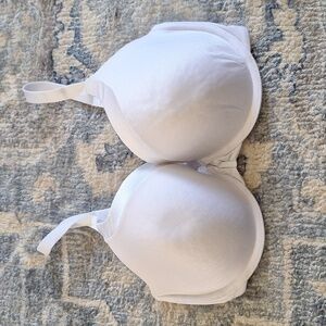 Like new condition Vanity Fair convertible bra, size 34DD